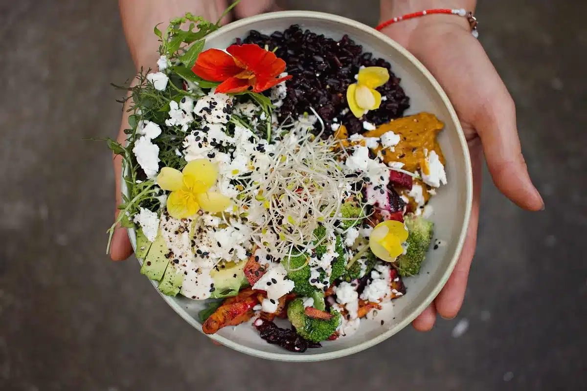 Ciotola di verdure fresche e insalata colorata, alimenti ricchi di fibre e antiossidanti