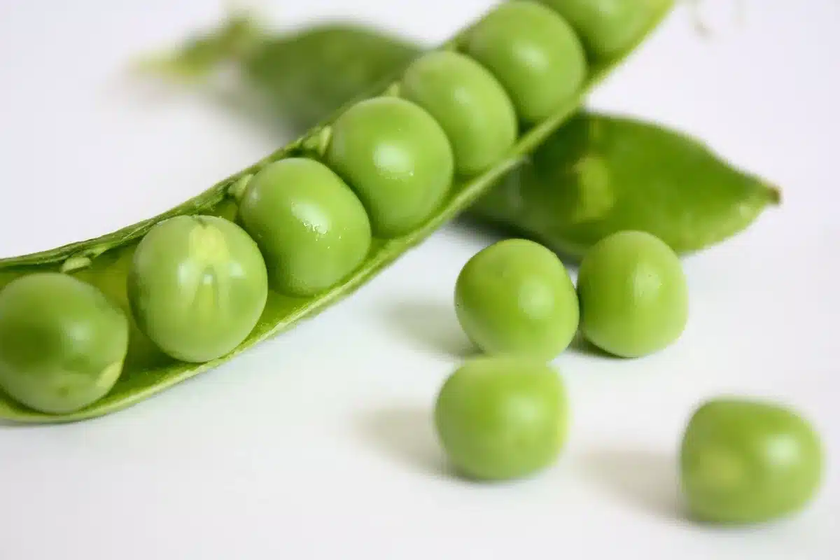 Ciotola di legumi, frutta e verdure ricche di fibre su sfondo cucina