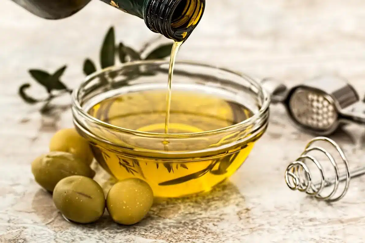 Insalata fresca con verdure miste condita con olio extravergine d'oliva
