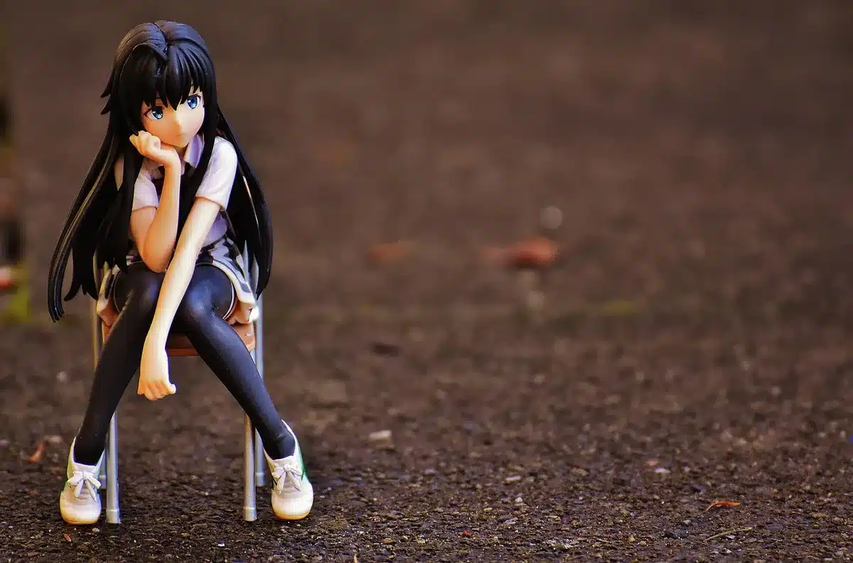 Persona che si alza da una sedia senza usare le mani per esercizio di forza gambe