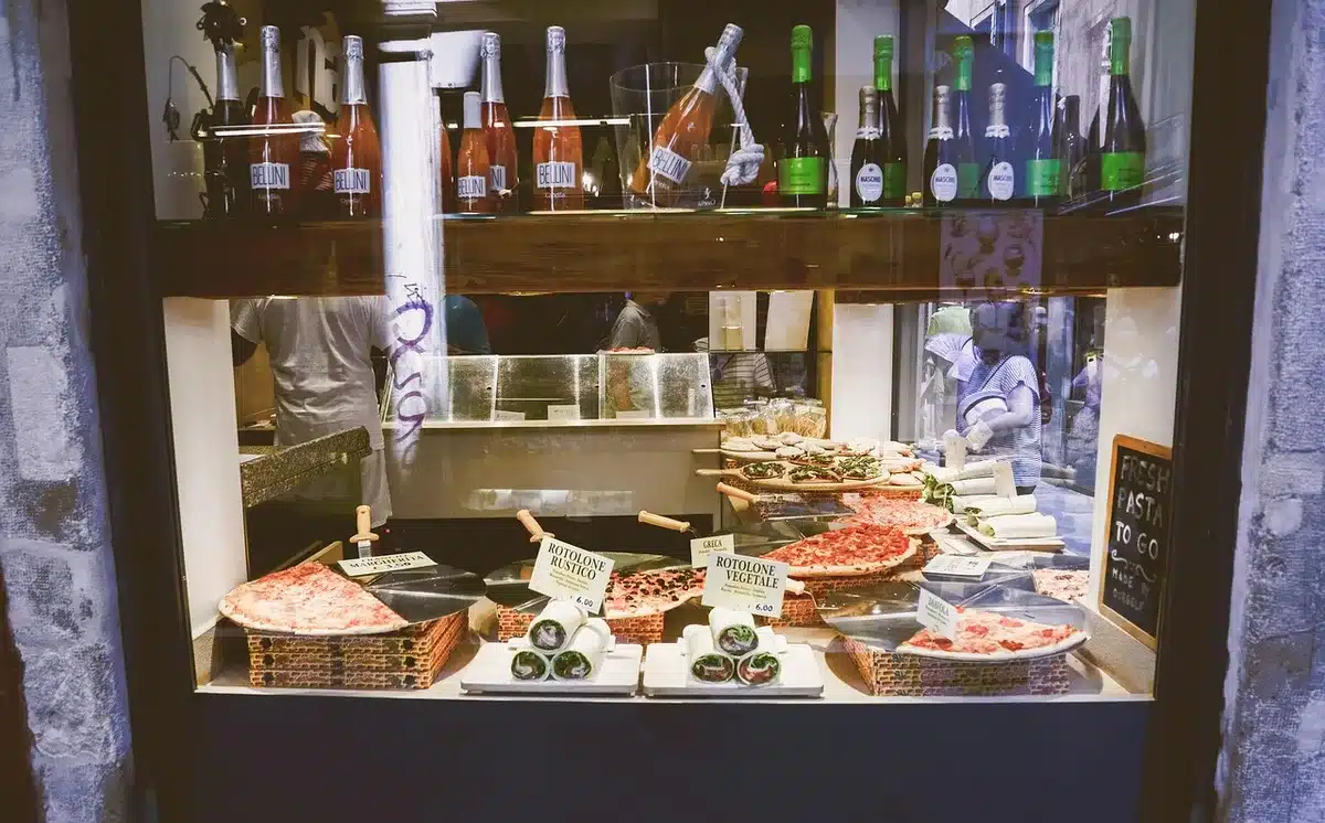 Due vasetti di dessert congelato, uno di gelato e uno di yogurt gelato, su uno scaffale di supermercato