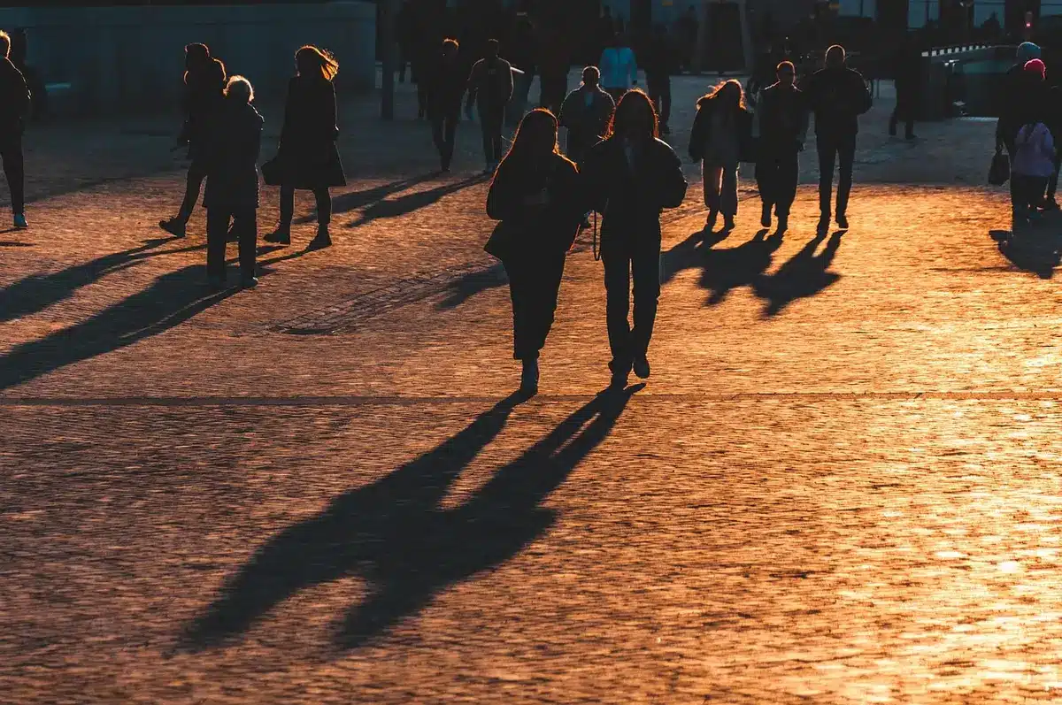 Persona che sale scale per breve tempo come pausa attiva