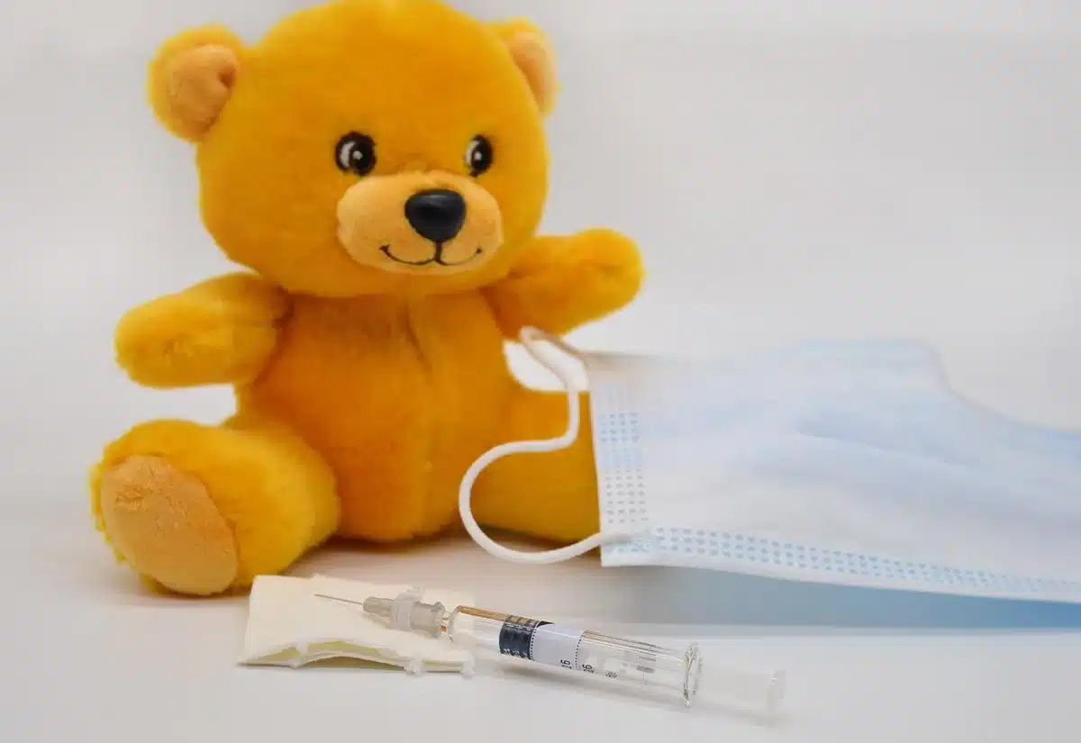 Bambini in attesa della vaccinazione antinfluenzale in una clinica pediatrica