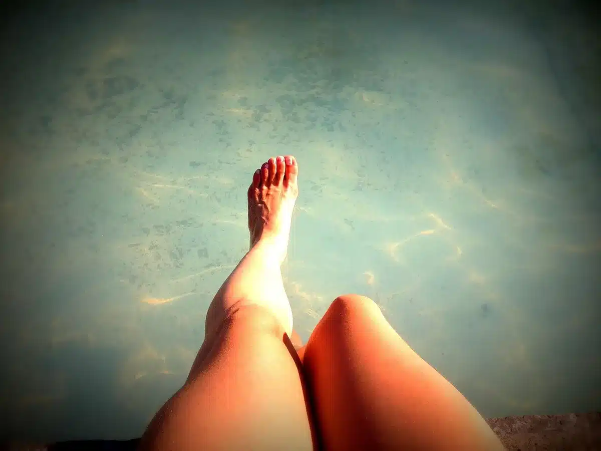 Persona che esegue esercizi a basso impatto in piscina per le gambe