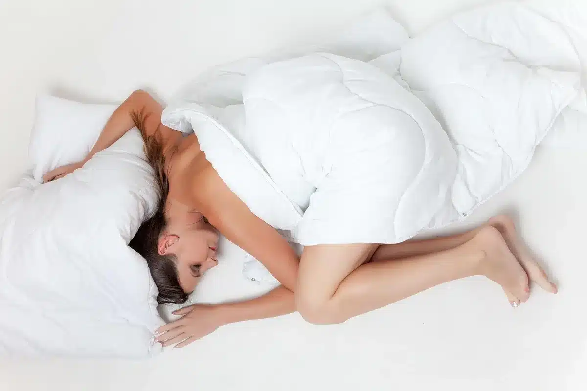 Atleta a letto che guarda il soffitto, segnale di sonno frammentato