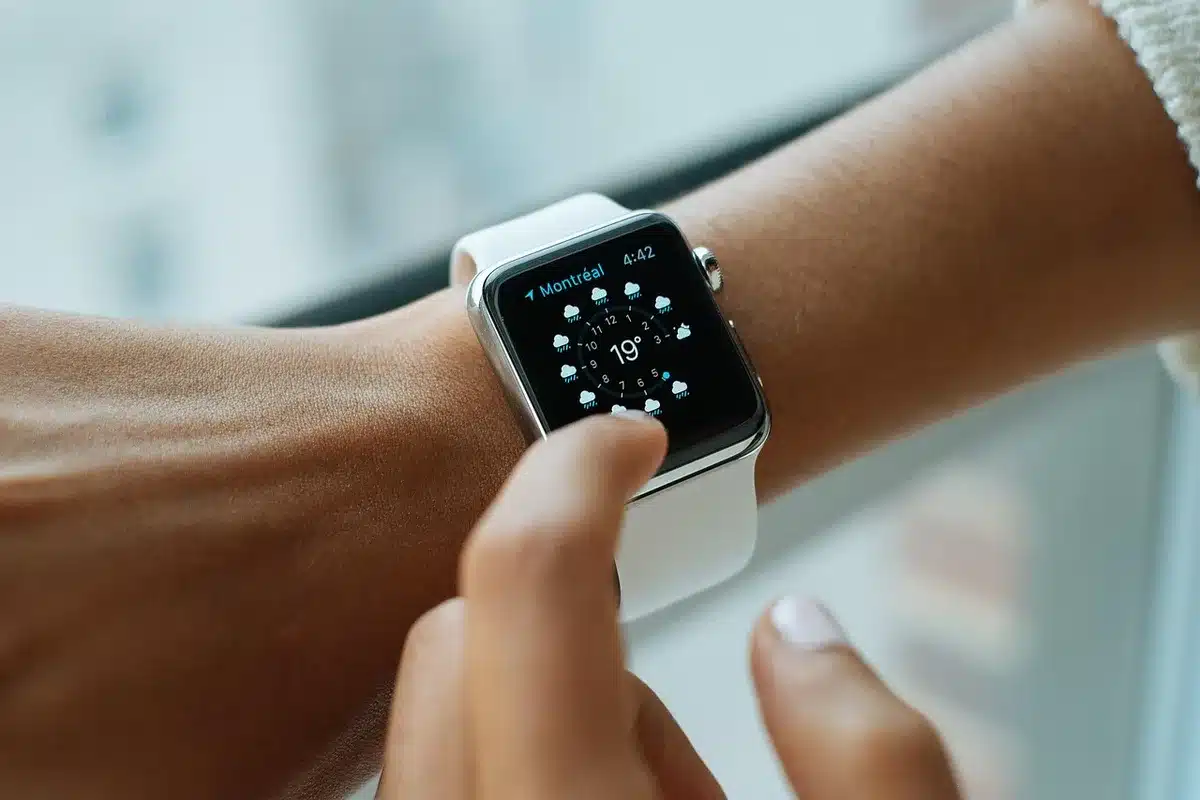 Smartwatch che mostra la frequenza cardiaca a riposo