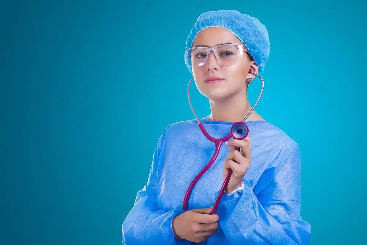 Corridoio pediatrico con giochi e silhouette di personale sanitario