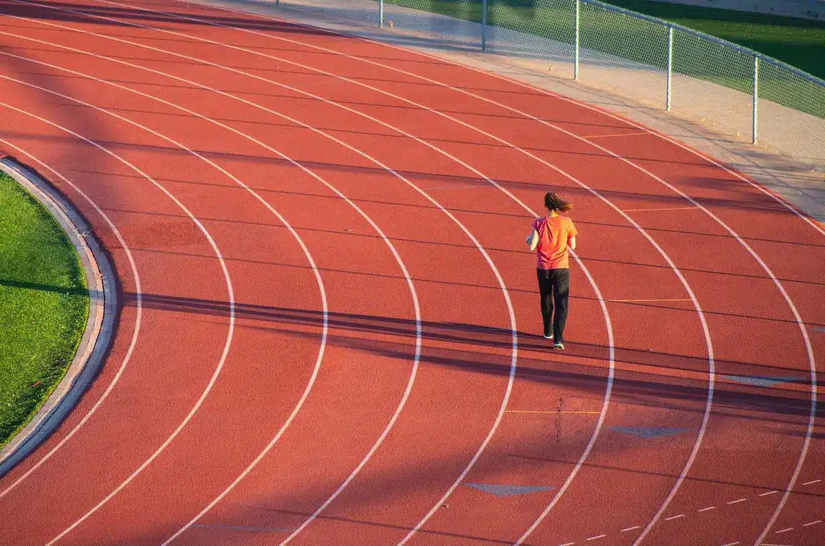 Esercizi a corpo libero eseguiti su prato con focus sulla postura