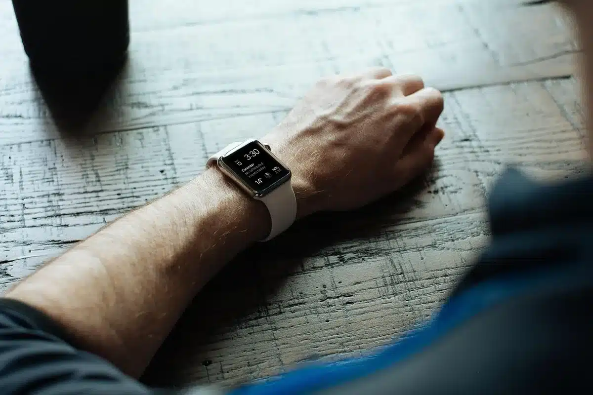 Atleta con smartband che controlla il battito a riposo