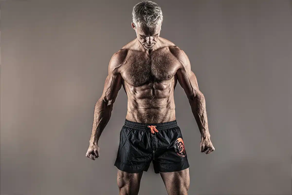 Persone eseguono un circuito total body con esercizi multiarticolari