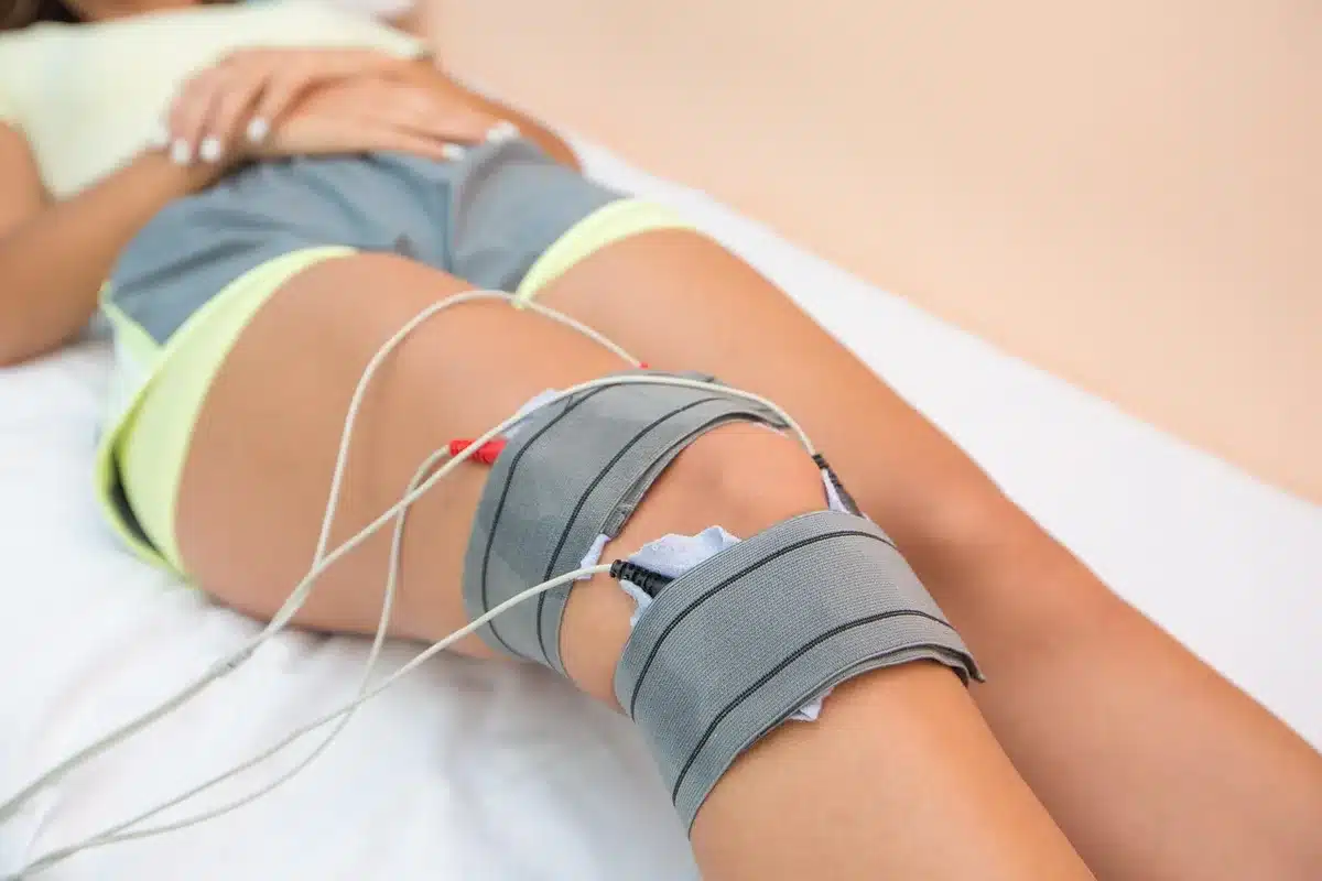 Fisioterapista che guida esercizi di riabilitazione per il ginocchio in palestra