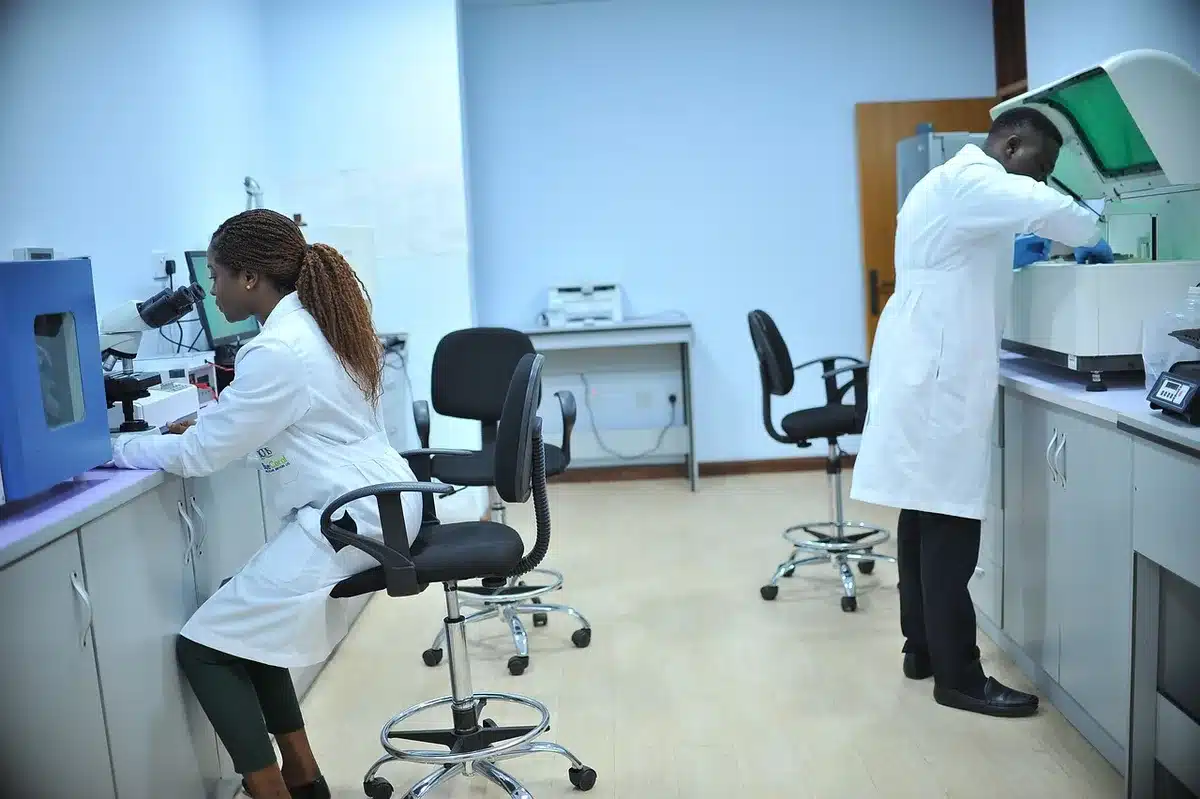 Strumento di laboratorio che misura l'idratazione della pelle accanto a flaconi anonimi