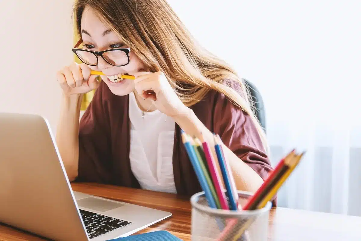 Ricercatore che consulta articoli scientifici e dati su un laptop