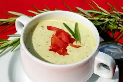 Piatto bilanciato con yogurt, frutta e legumi su tavola domestica