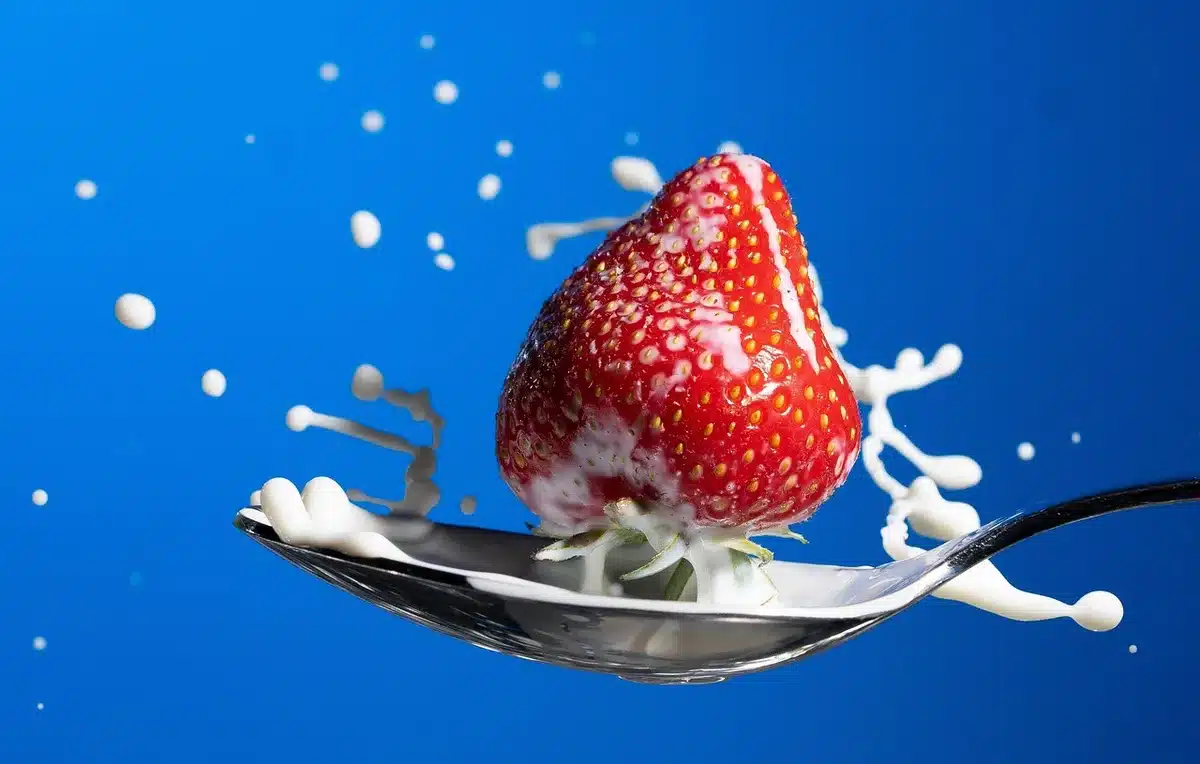 Alimenti in primo piano e una provetta che suggerisce analisi nutrizionali del latte