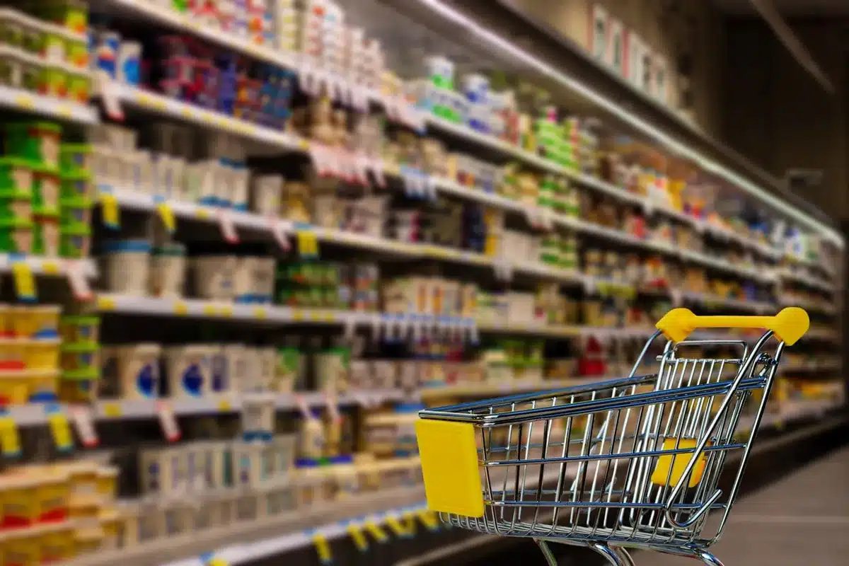 confezioni di vitello tonnato e fette di tacchino su uno scaffale del supermercato
