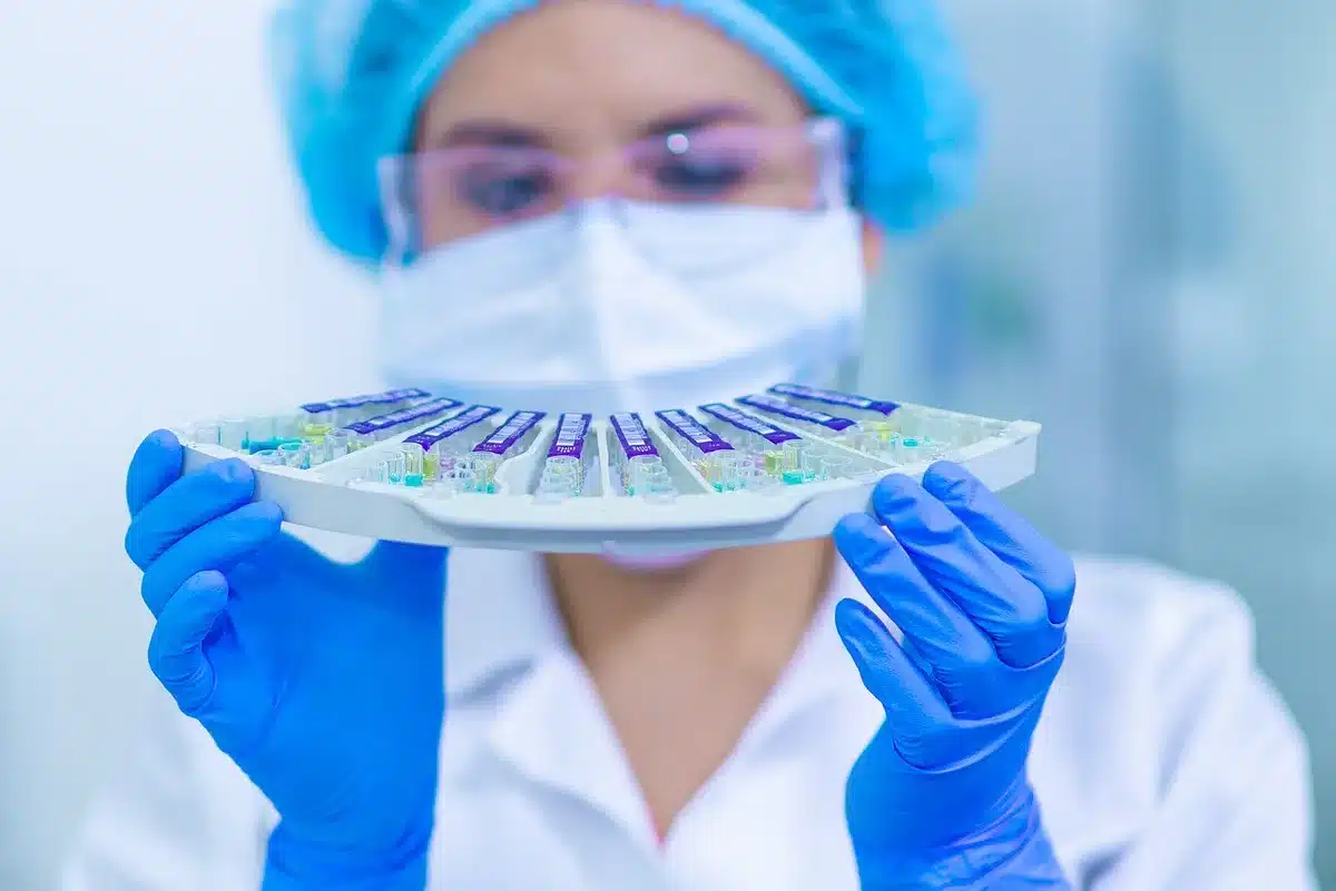 Ricercatori anonimi che analizzano dati e grafici su un tavolo di laboratorio