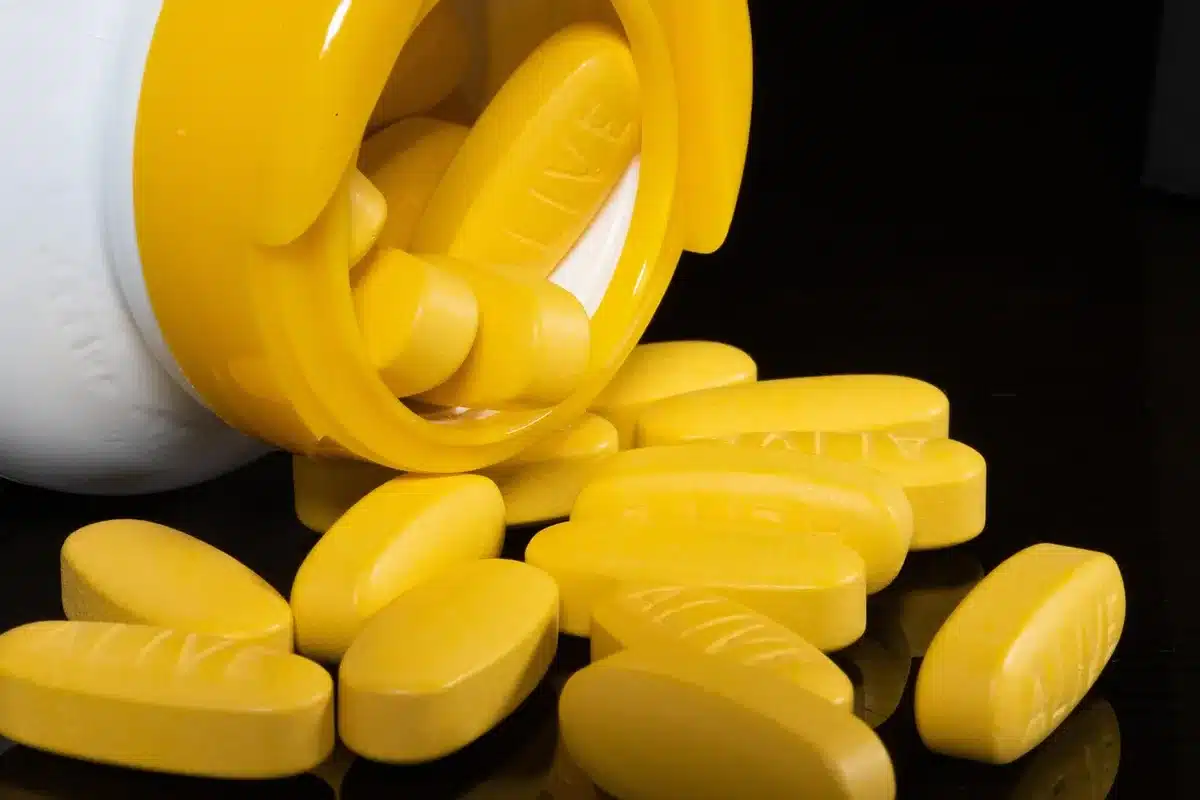 Rappresentazione scientifica di molecole antinfiammatorie e omega-3