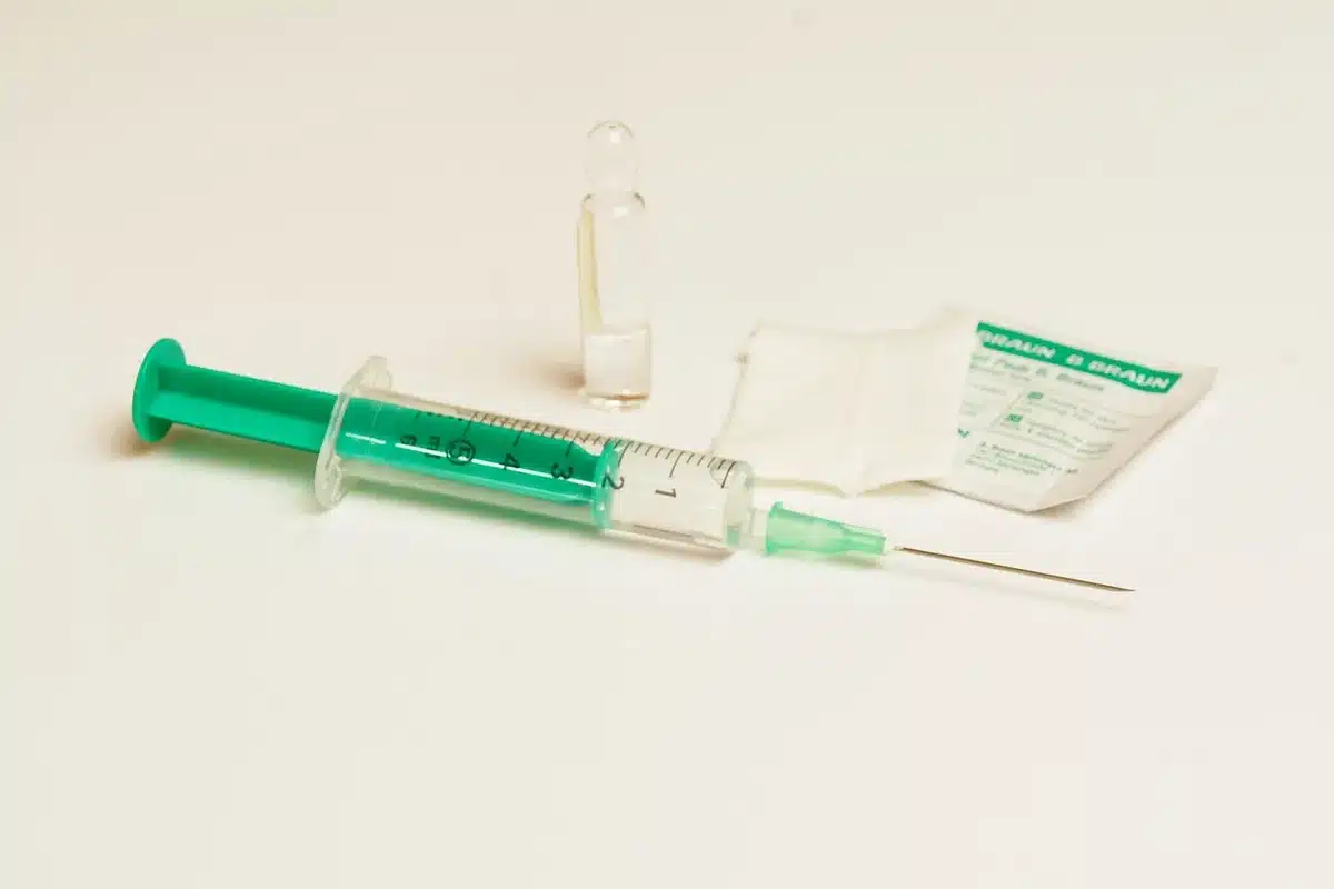 Campagna di vaccinazione di massa con operatori e bambini in fila