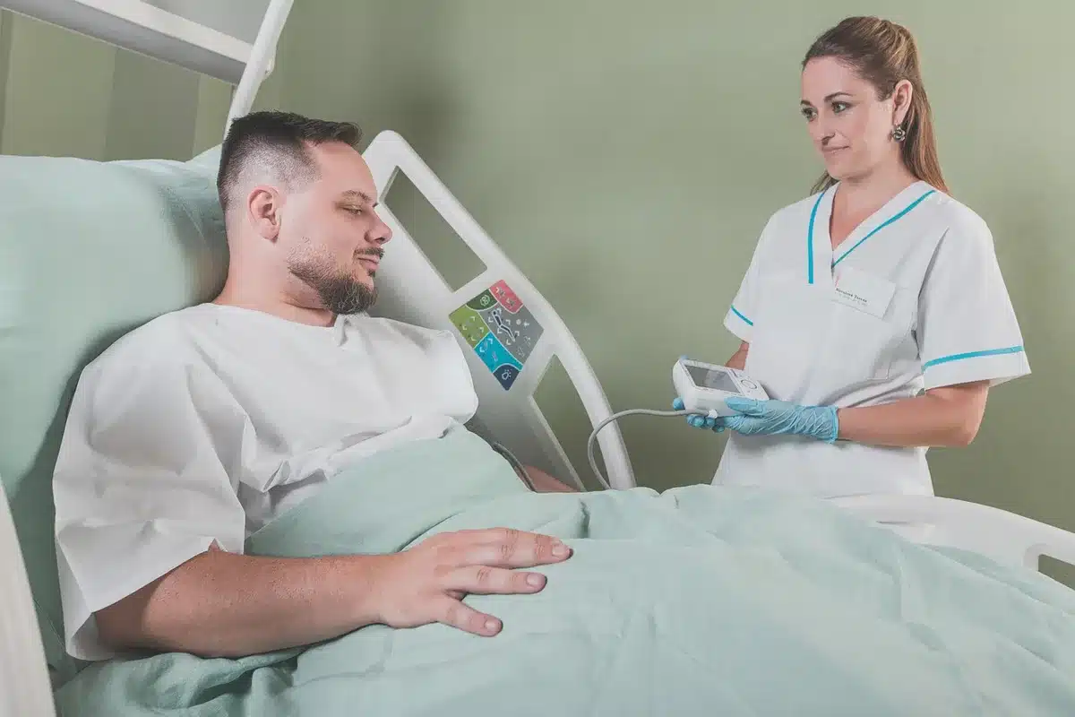 Dispositivo diagnostico Point-of-Care su un tavolo di ambulatorio
