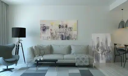 Persona seduta che allunga i femorali con una fascia, ambiente casa/ufficio