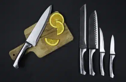 Fette di tempeh su tagliere con marinata e semi di soia