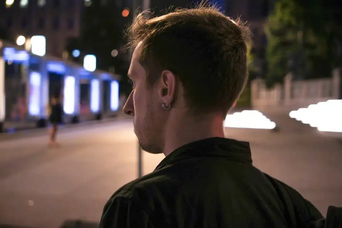 Sagoma appesa a una sbarra che decomprime la colonna