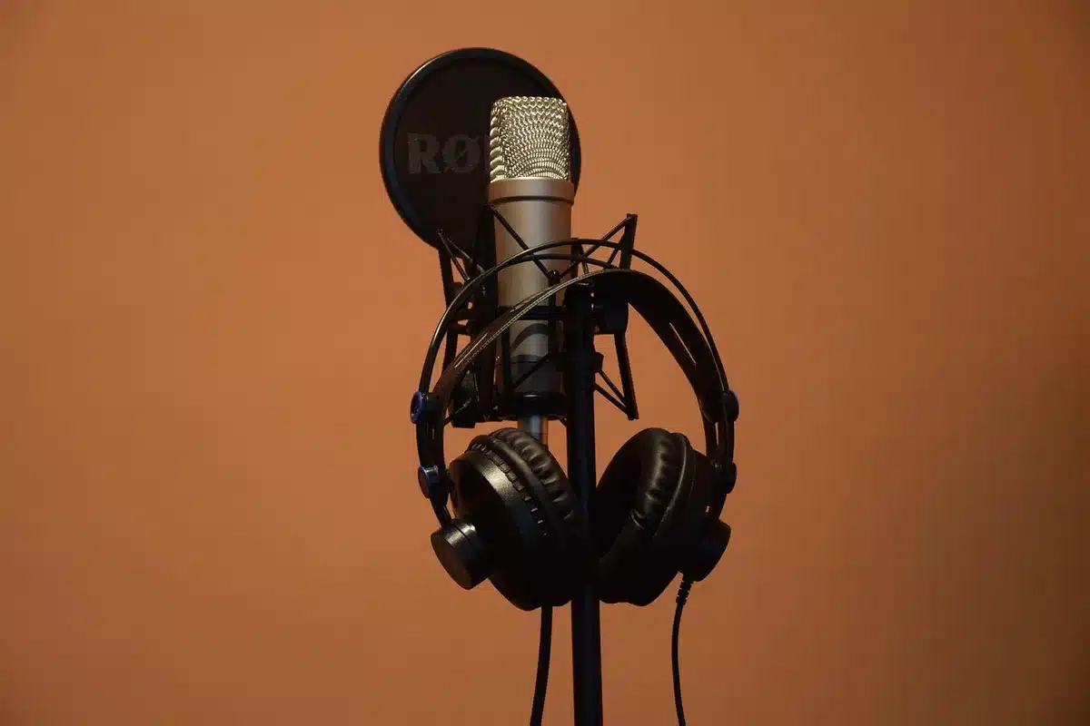 Registrazione vocale con microfono e appunti su un tavolo in uno studio di ricerca
