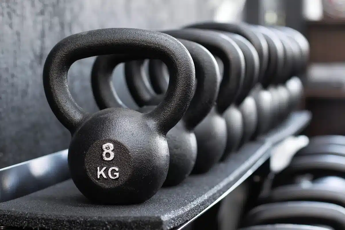Sessione di allenamento funzionale con kettlebell e sled in palestra